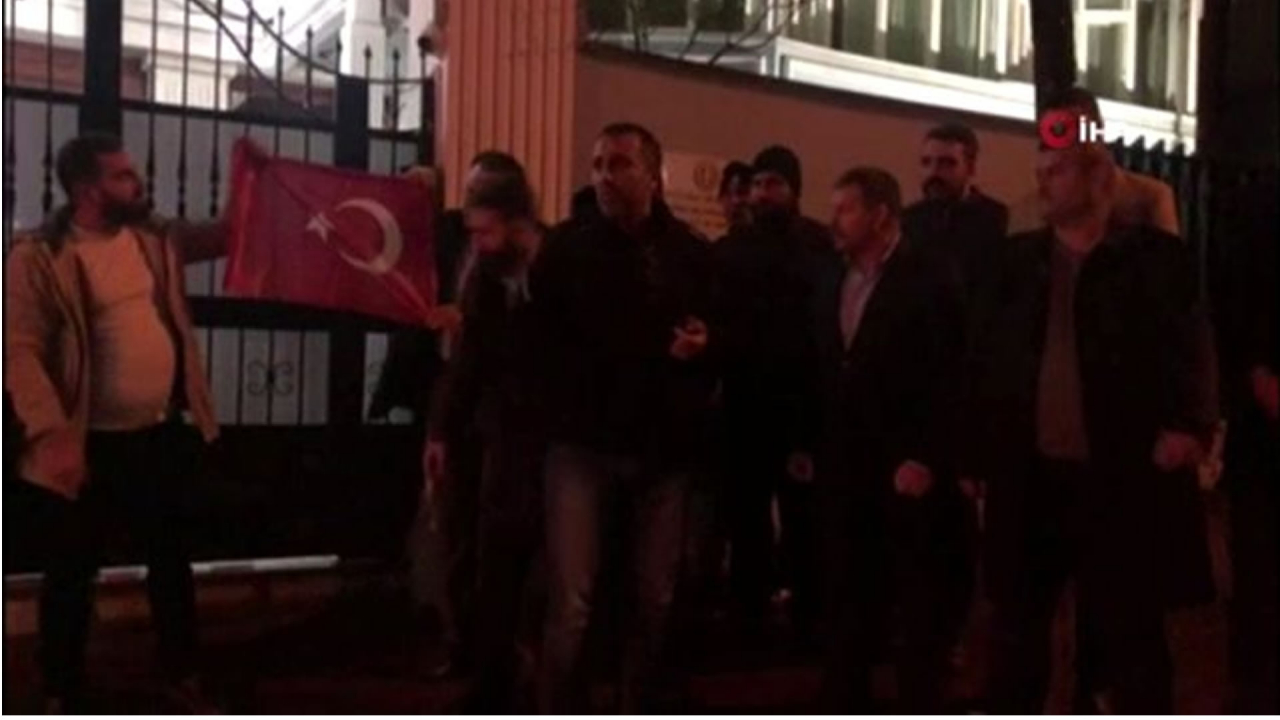 Ankarada Yunanistan Büyükelçiliği önünde bayrak protestosu