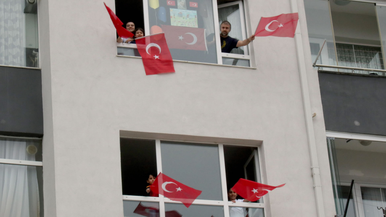 Çankaya balkonları Atatürk posterleri ve Türk bayraklarıyla donattı